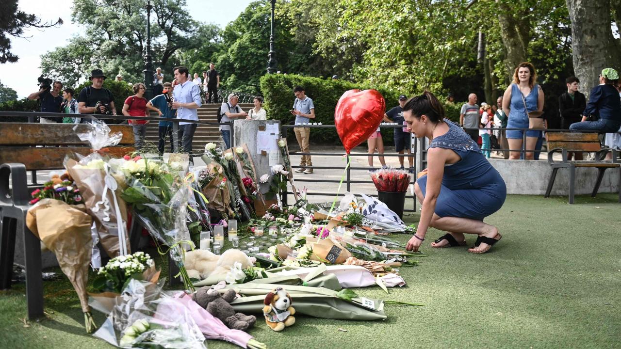 Macron pays tribute to french victims of hamas attack on israel