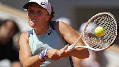 Swiatek downs svitolina in dubai gauff reaches quarter finals