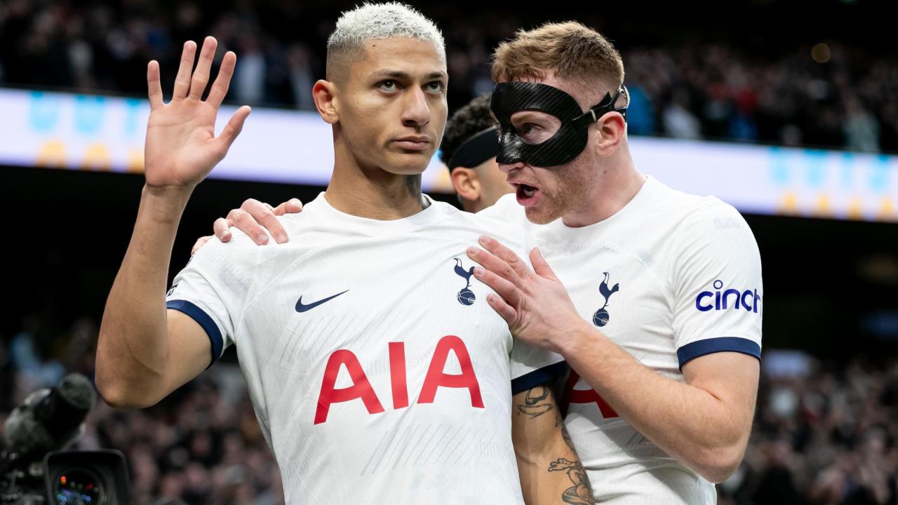 Everton strike late to deny tottenham despite richarlison double