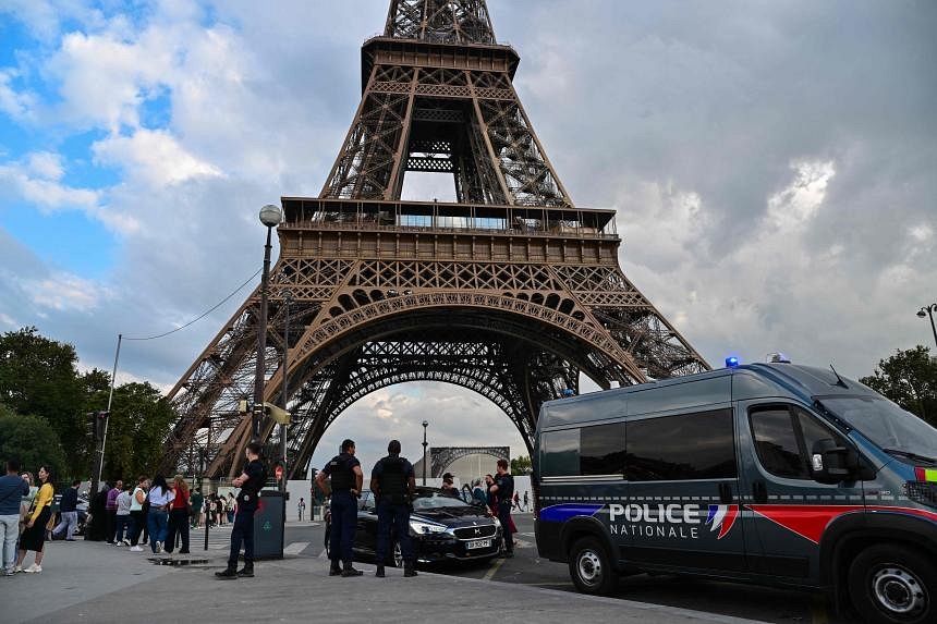 A car free eiffel tower zone paris mayor faces pushback