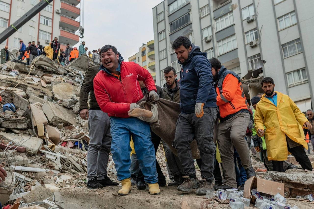 With hundreds of turkey s quake victims still missing families struggle to grieve