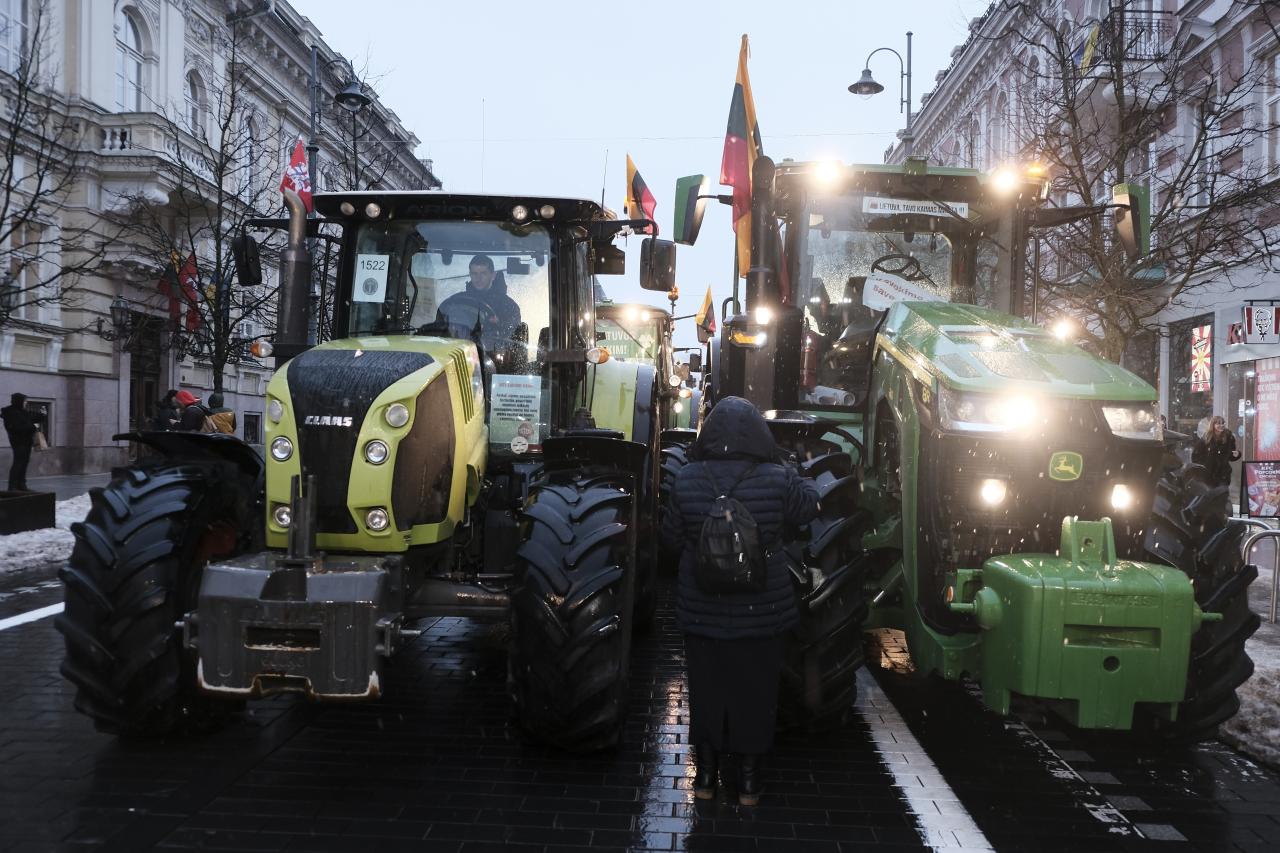 French farmers block highways around paris as protest reach capital