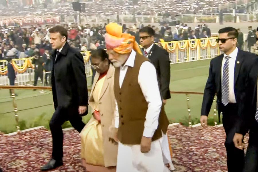 India fetes france s macron at annual military parade