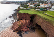 On edge cliff collapse leaves pricey california homes teetering