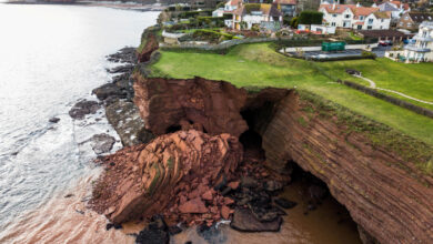 On edge cliff collapse leaves pricey california homes teetering