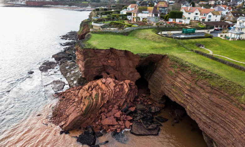 On edge cliff collapse leaves pricey california homes teetering