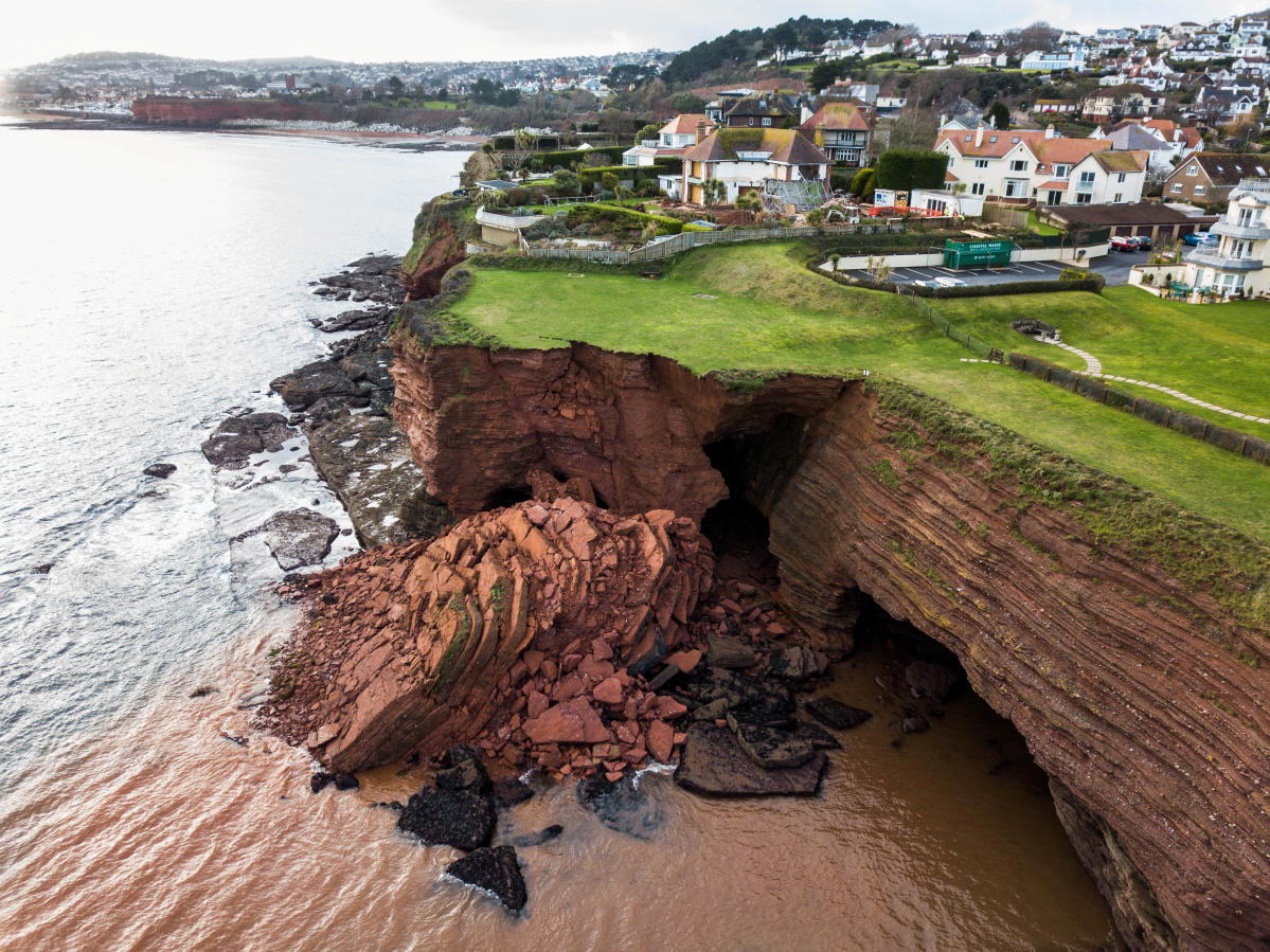 On edge cliff collapse leaves pricey california homes teetering