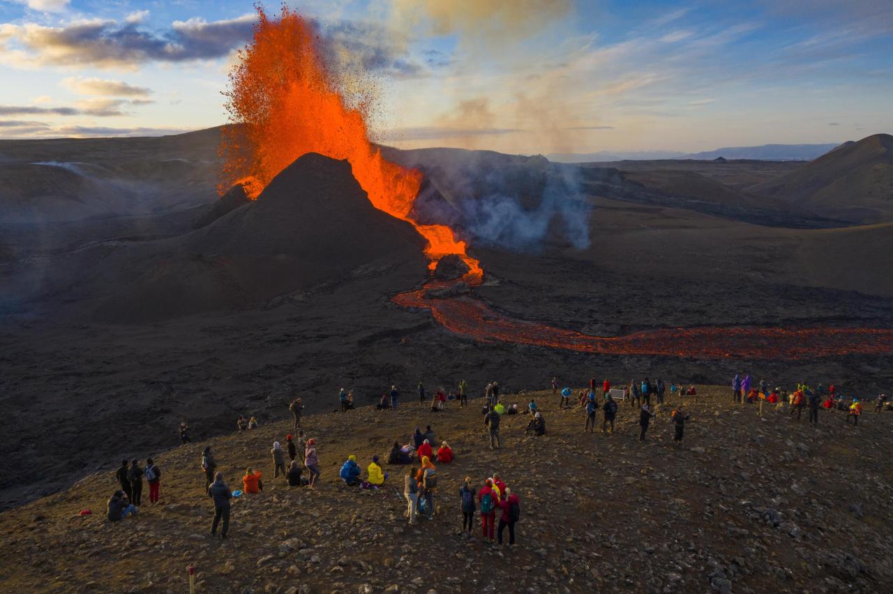 Volcano fagradalsfjall lava eruption ijsland erupting reykjanes