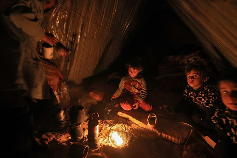 Freezing in makeshift tents gazans burn plastic to survive