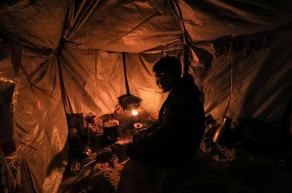 Freezing in makeshift tents gazans burn plastic to survive