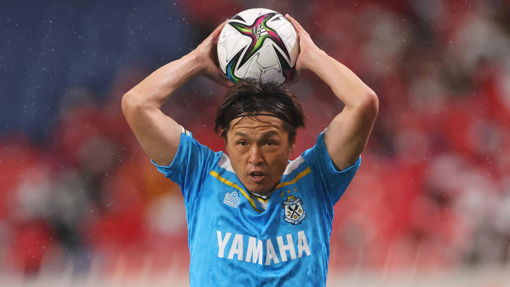 Japan s veteran football star endo retires