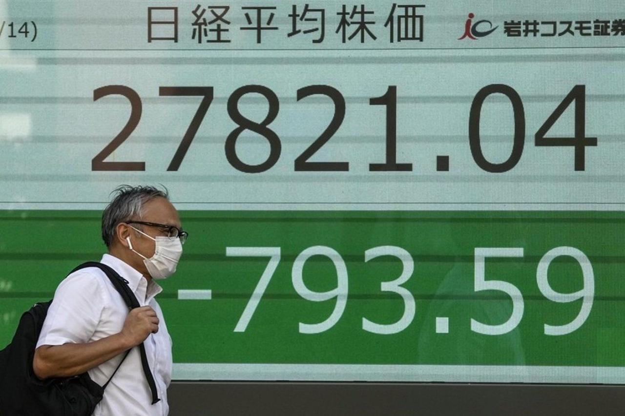 Asia tracks global losses as stock traders step back after rally