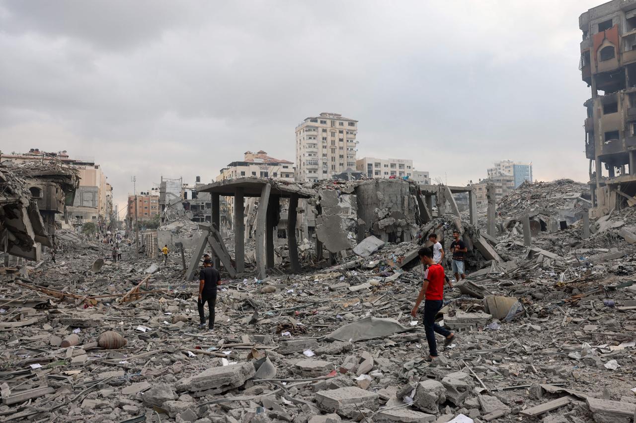 Israel steps up bombardment of gaza as defense minister says determined to achieve goals