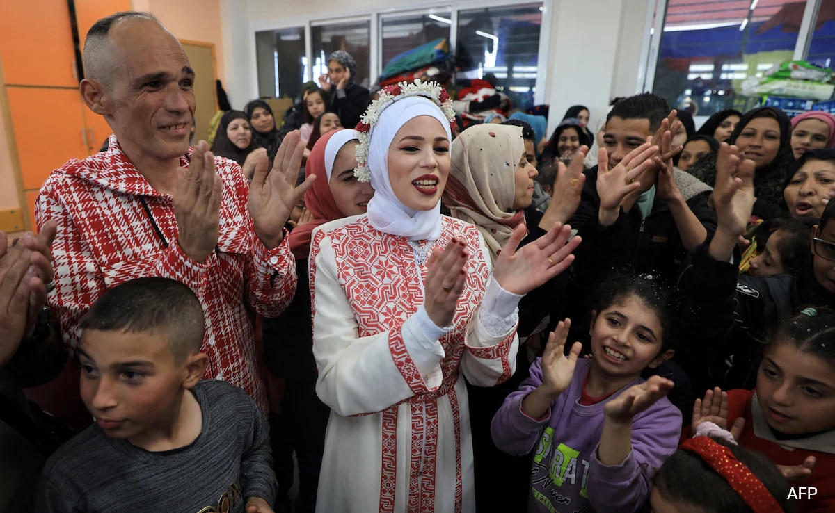 We love life gaza couple celebrate wartime wedding