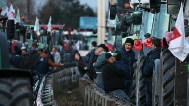 Fuming french farmers pile pressure on paris