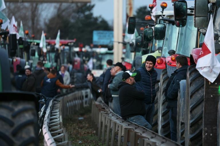 Fuming french farmers pile pressure on paris