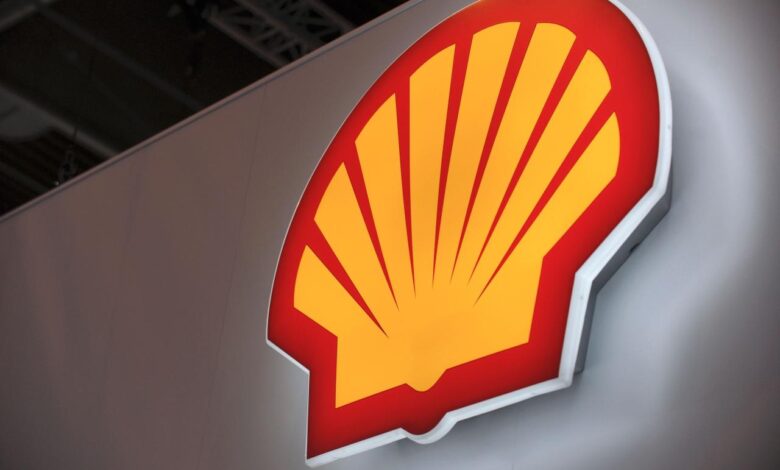 Shell profit tumbles on lower oil prices