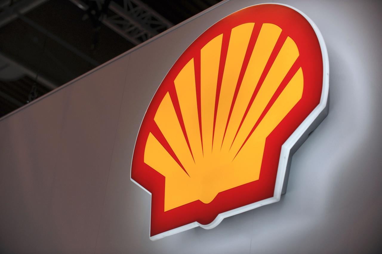 Shell profit tumbles on lower oil prices