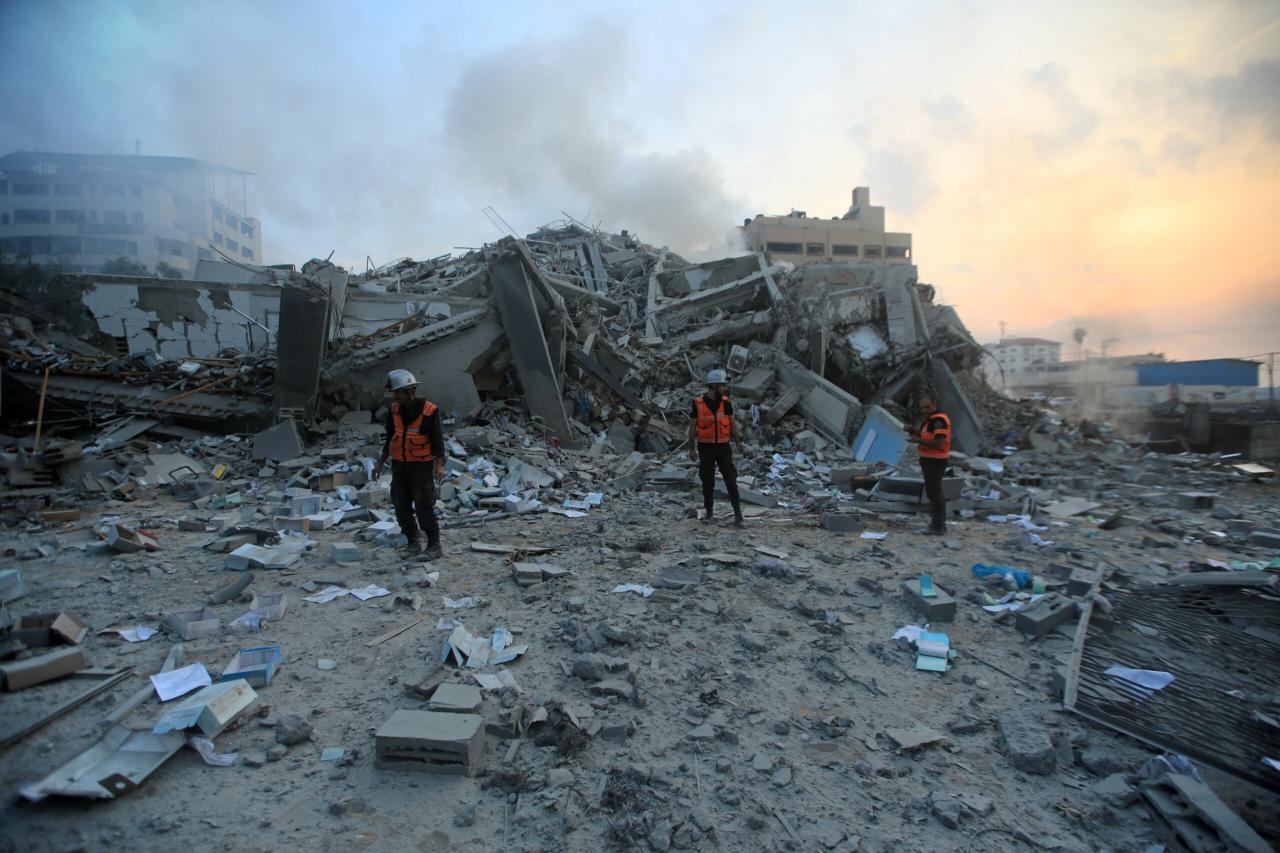 Israel bombs gaza after un warns territory uninhabitable