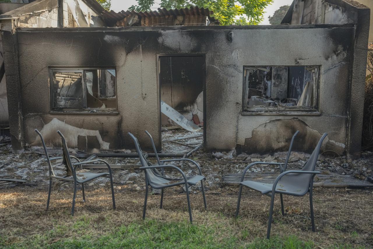 Israel some residents return to kibbutz near gaza