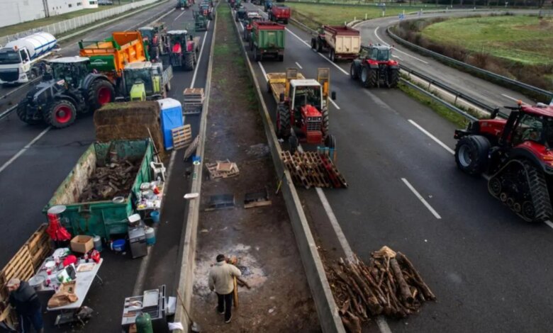 With siege of paris french farmers vent anger at red tape rising costs