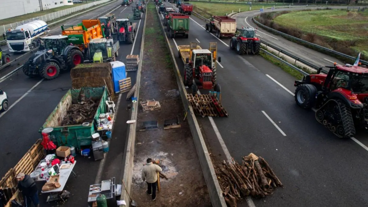 With siege of paris french farmers vent anger at red tape rising costs