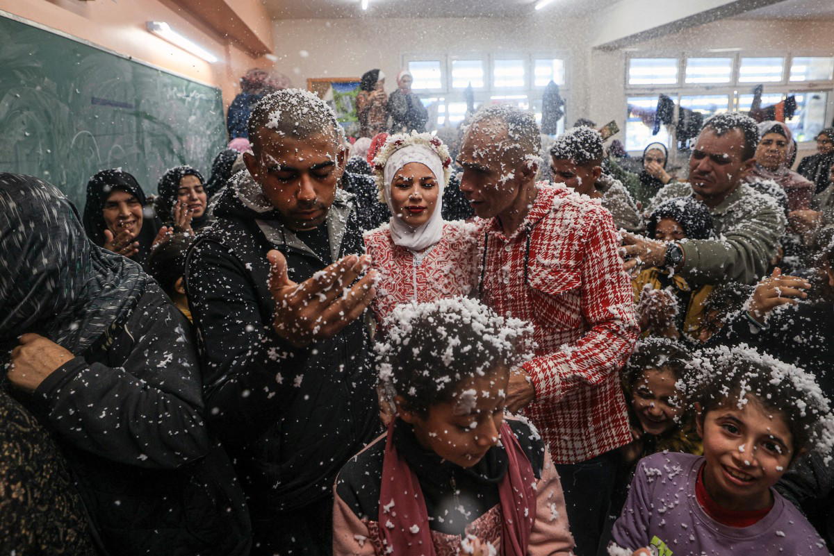 We love life gaza couple celebrate wartime wedding