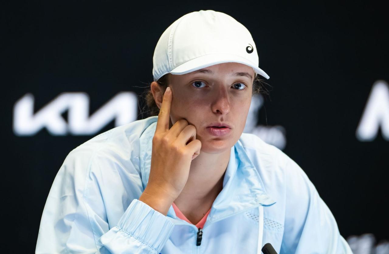 Swiatek battles through tough test at australian open