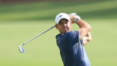 Mcilroy surges into two shot lead at dubai invitational