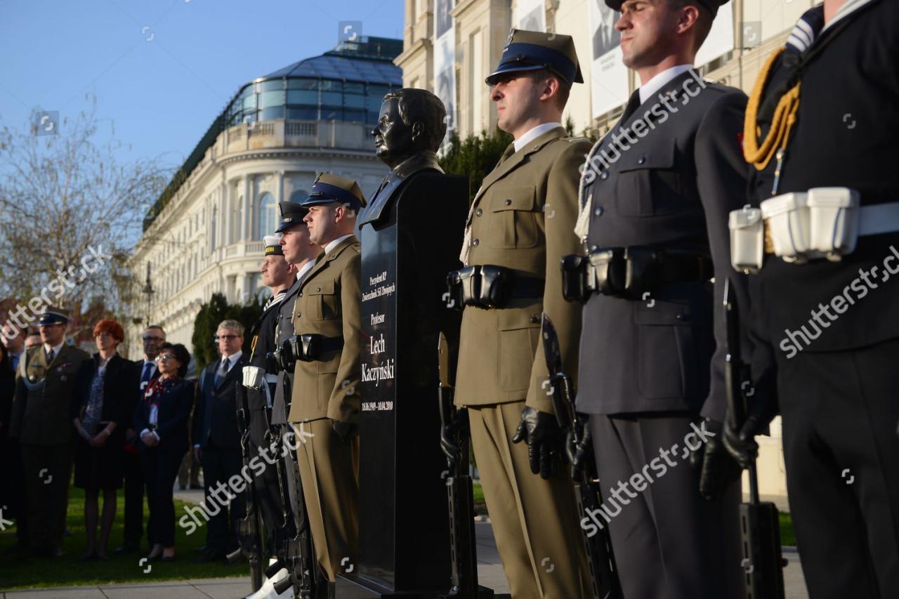 Polish ex ministers head for jail as police swoop on presidential palace