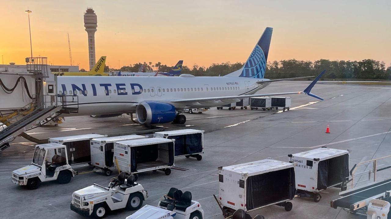 United airlines finds loose bolts on several 737 max planes