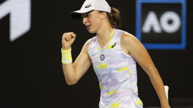 Swiatek battles through tough test at australian open