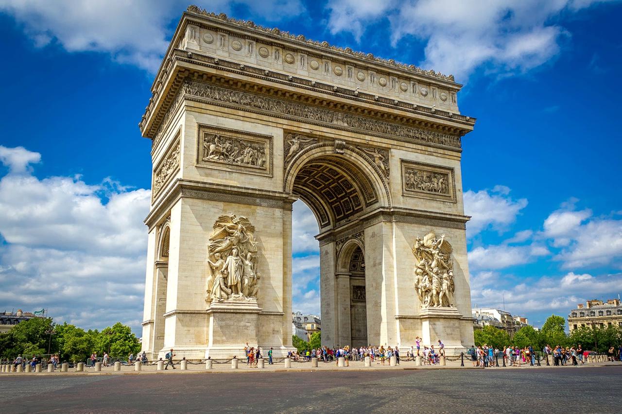 Strikes shut doors at world renowned french monuments