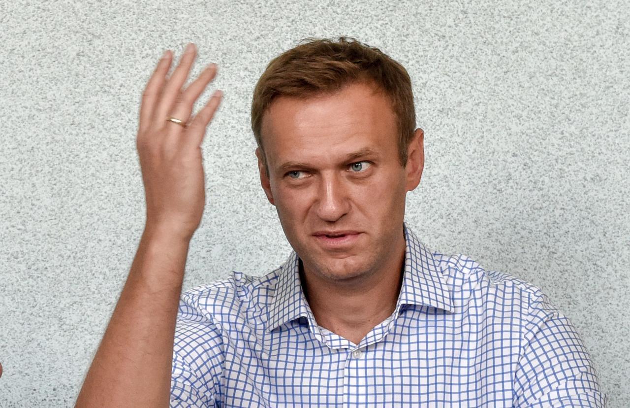 Putin navalny alexei critic deny doctors poisoned mocks