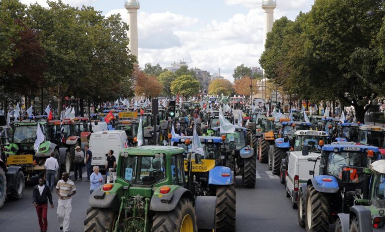 Protesting farmers block major roads into paris in siege of french capital