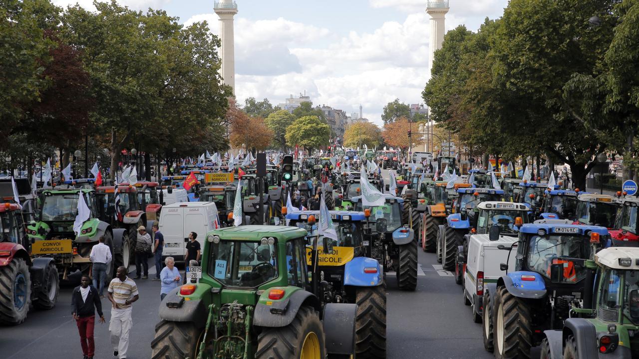 Protesting farmers block major roads into paris in siege of french capital