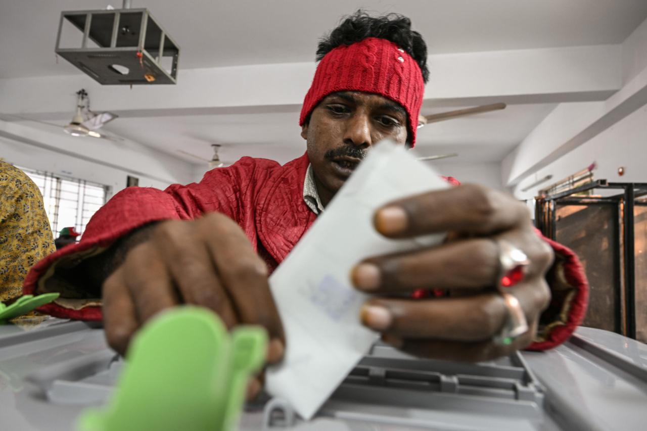 Bangladesh votes in election without opposition