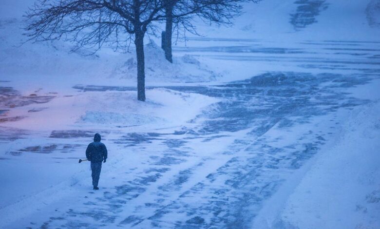 Intense us blizzard derails final leg of republican caucus campaigning in iowa