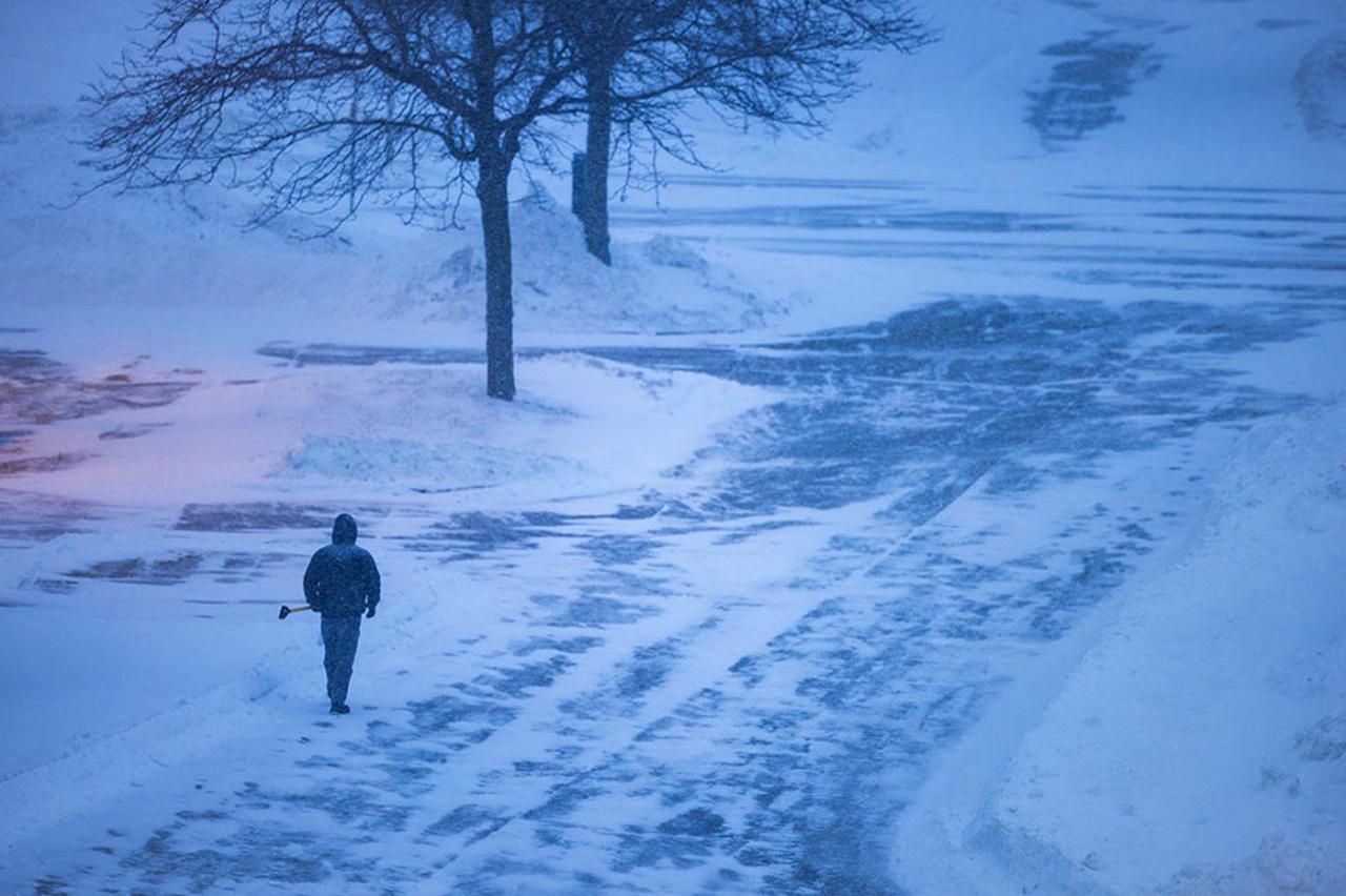 Intense us blizzard derails final leg of republican caucus campaigning in iowa