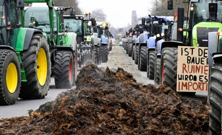 Farmers french protest paris block tractors road parisian ring their bashing agri against sengi sipa mustafa shutterstock