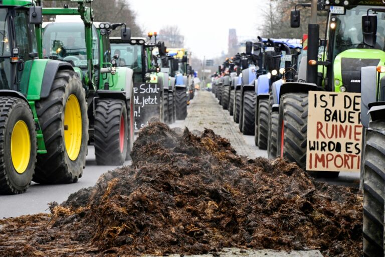 Farmers french protest paris block tractors road parisian ring their bashing agri against sengi sipa mustafa shutterstock