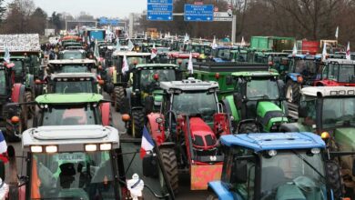 Protesting farmers start blocking motorways around paris