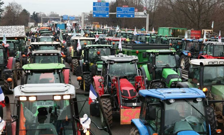 Protesting farmers start blocking motorways around paris