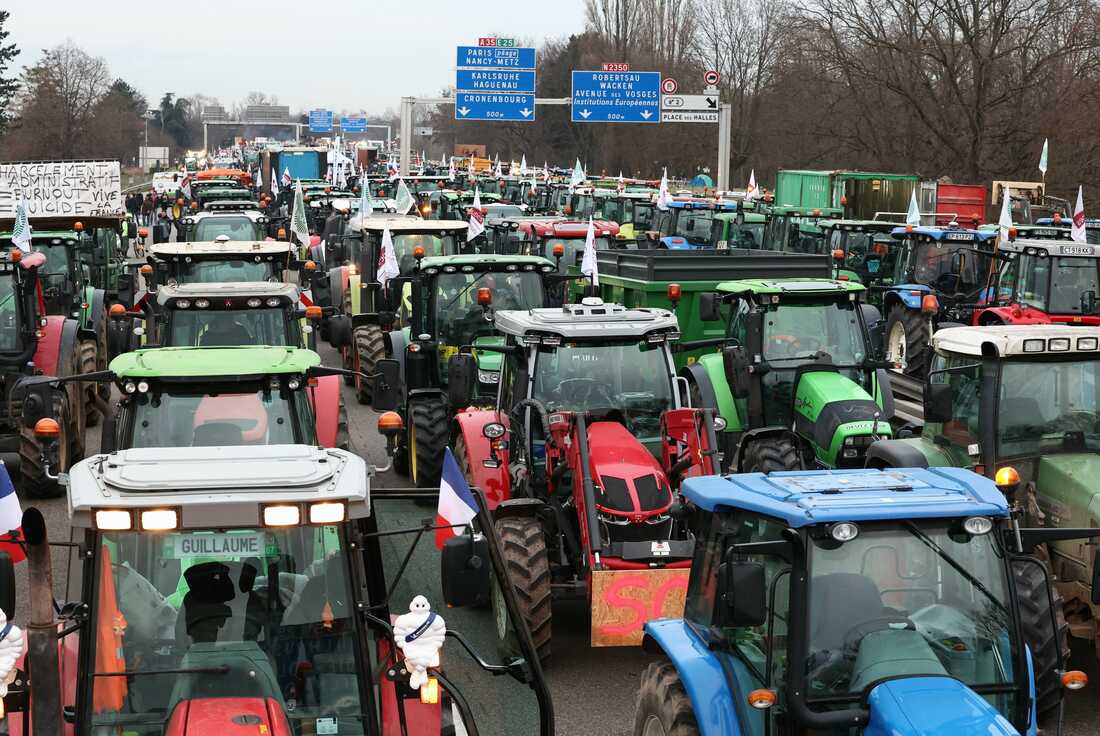 Protesting farmers start blocking motorways around paris