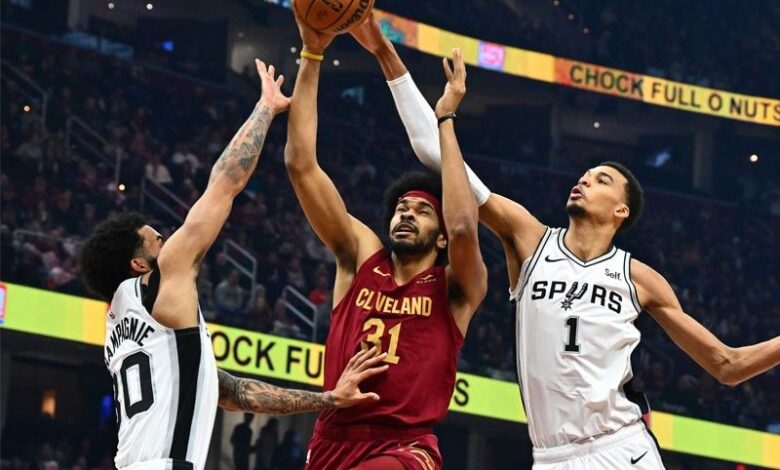 Allen scores 29 as cavs hold off wembanyama s spurs