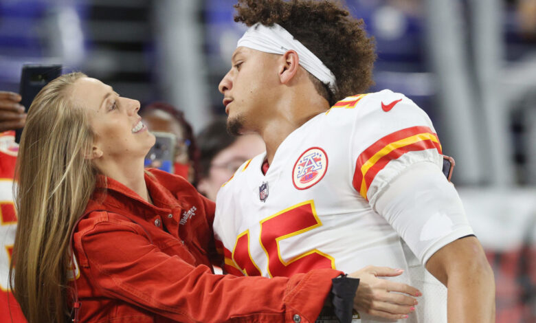 Mahomes led chiefs visit allen s bills in nfl playoff showdown