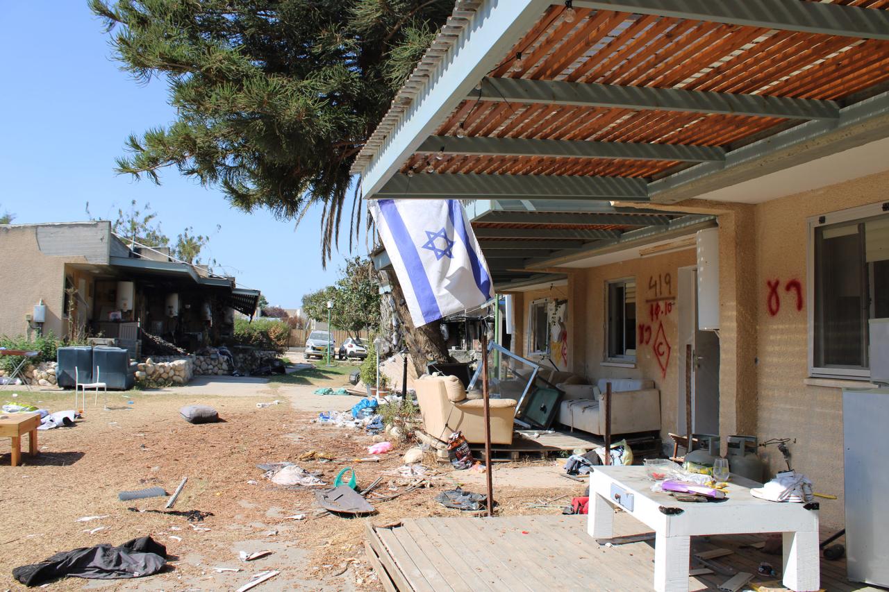 Israel some residents return to kibbutz near gaza