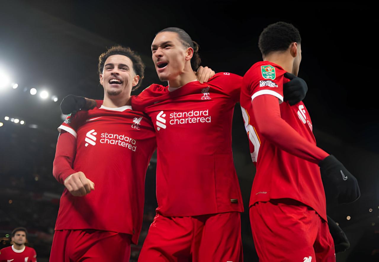 Liverpool fight back to take league cup semi final lead over fulham