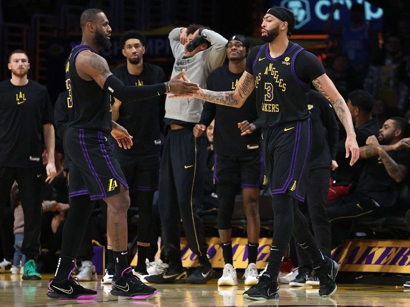 Davis rallies lakers in thriller over raptors