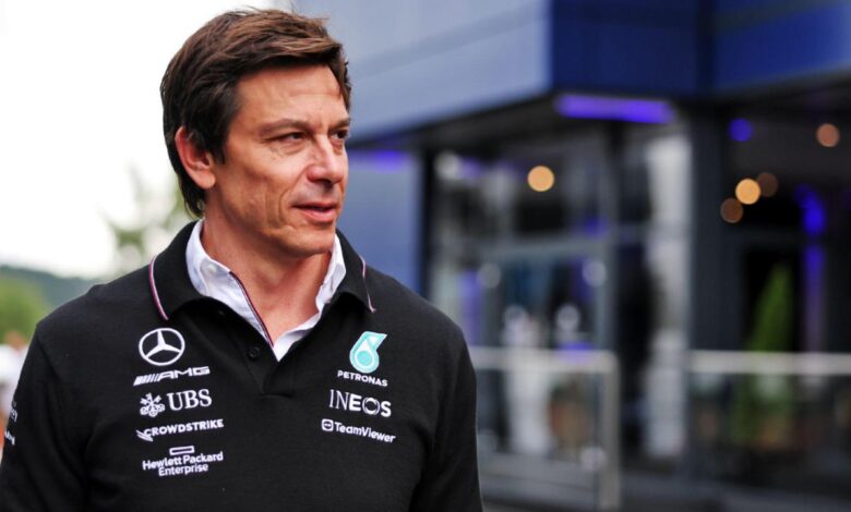 Mercedes chief wolff signs new contract